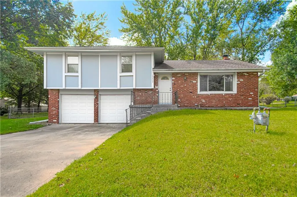 15323 S Circle DR, Basehor, KS 66007
