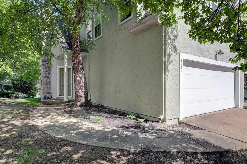 9147 Boehm DR, Lenexa, KS 66219