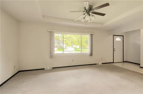 15323 S Circle DR, Basehor, KS 66007