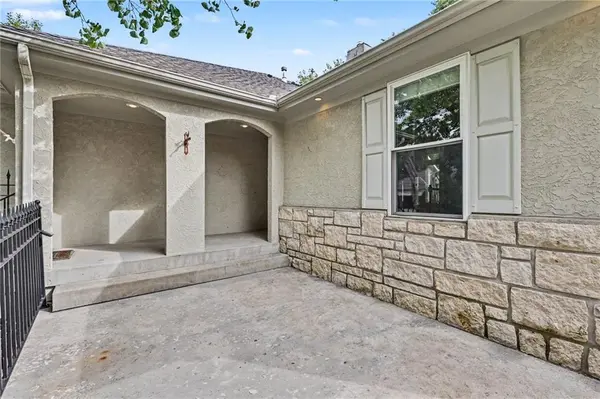 4008 SW HOMESTEAD DR, Lee's Summit, MO 64082