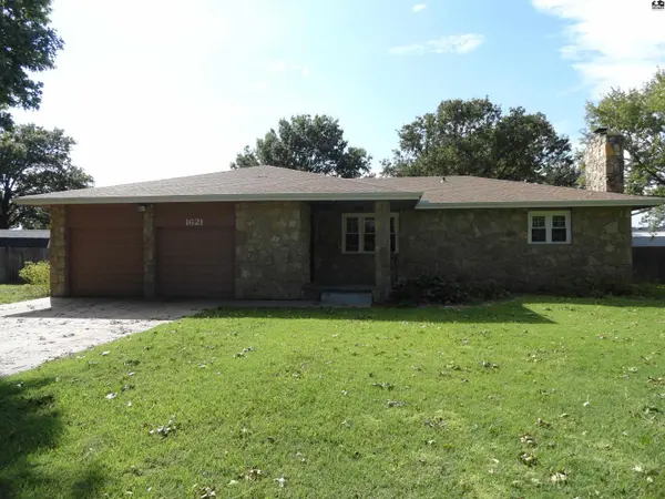 1621 Suncrest Dr, Mcpherson, KS 67460