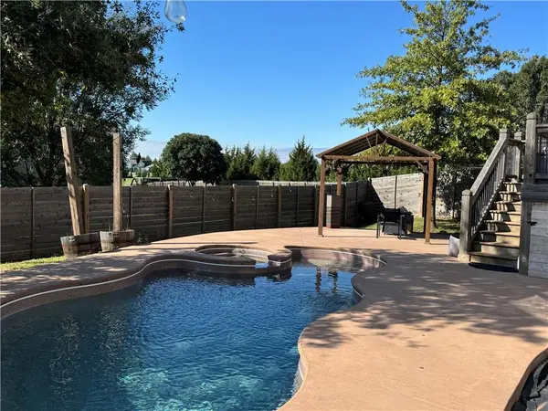 608 SW LAKE SIDE DR, Lee's Summit, MO 64064