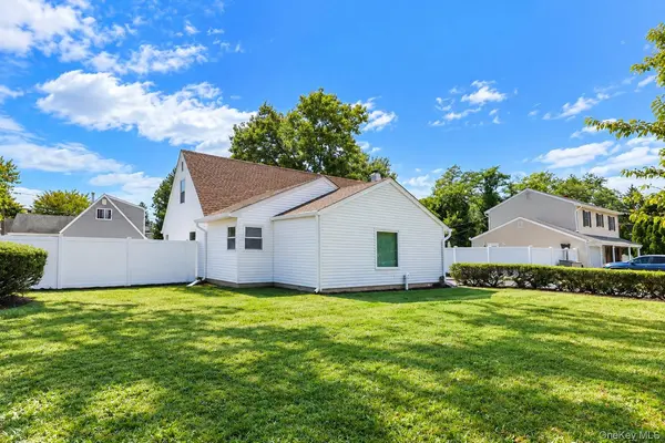 14 Arcadia DR, Dix Hills, NY 11746
