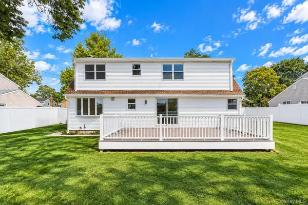 14 Arcadia DR, Dix Hills, NY 11746