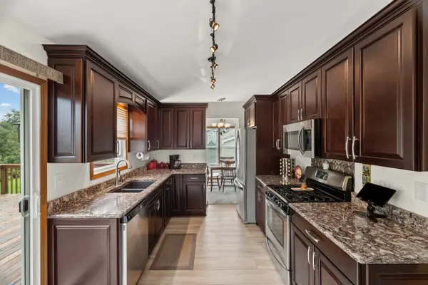 1011 Woodbridge DR, Cary, IL 60013
