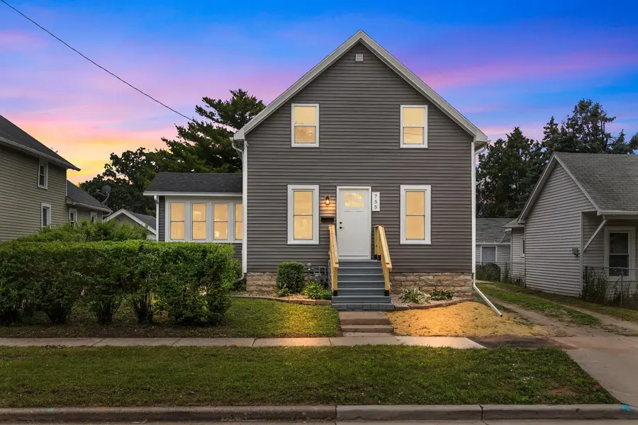 755 OAK ST, Oshkosh, WI 54901