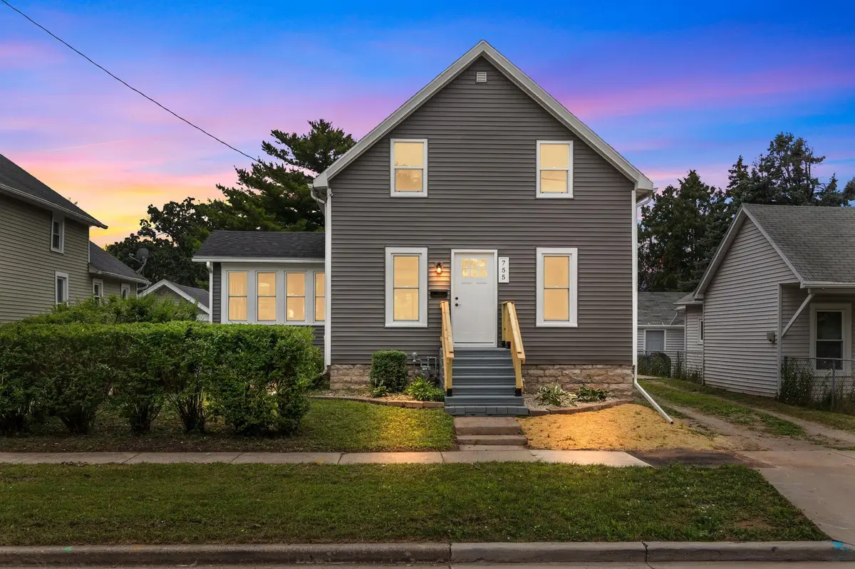 755 OAK ST, Oshkosh, WI 54901