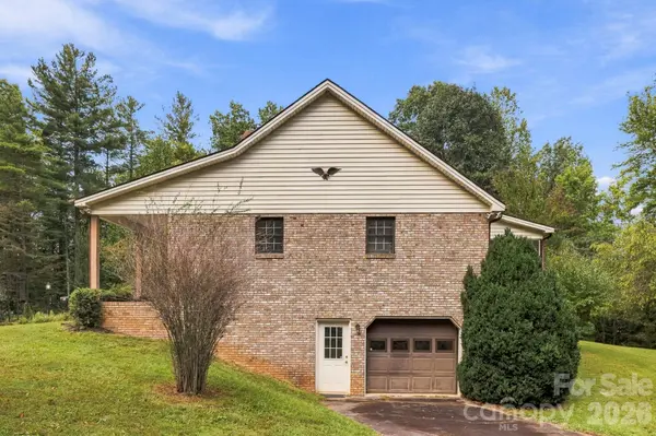 1079 Dupont RD, Hendersonville, NC 28739