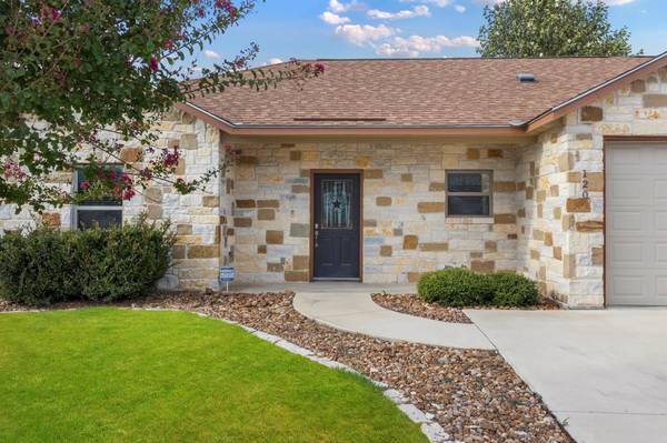 120 Navarro XING, Seguin, TX 78155