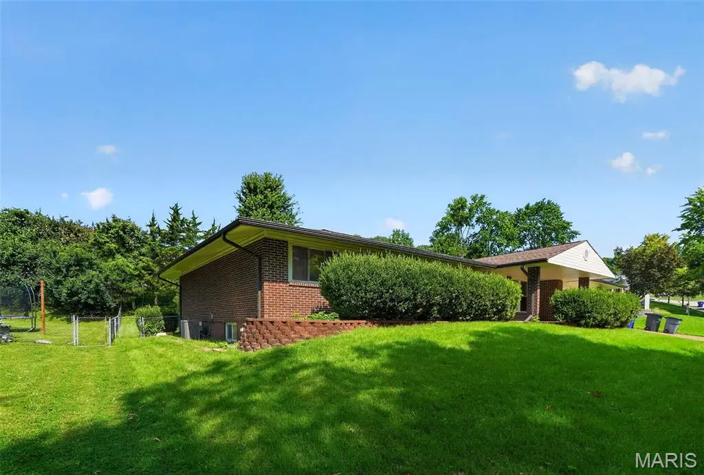 1939 Pickfair DR, St Louis, MO 63146