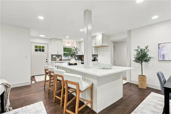 7907 Reinhardt LN, Prairie Village, KS 66204