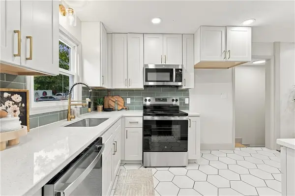 7907 Reinhardt LN, Prairie Village, KS 66204