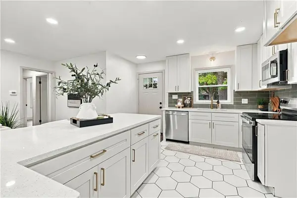 7907 Reinhardt LN, Prairie Village, KS 66204