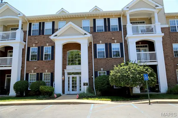 1175 Mill Crossing DR #107, Creve Coeur, MO 63141