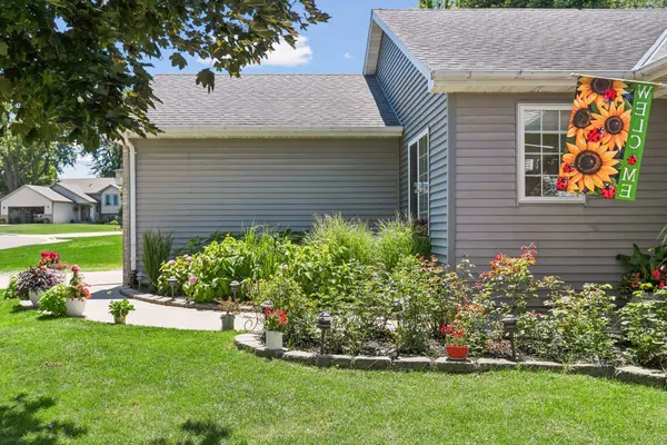821 Lancer DR NE, Owatonna, MN 55060