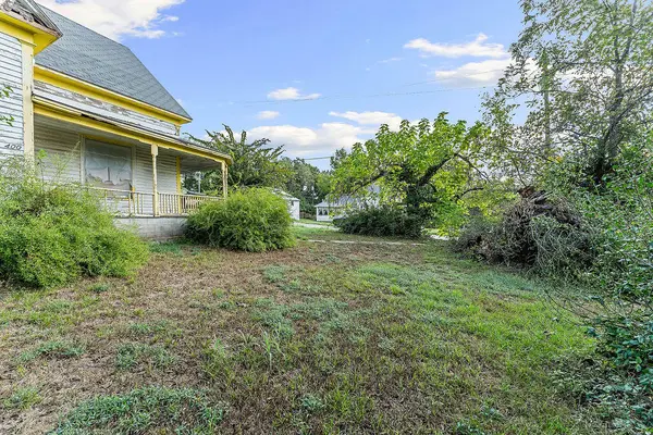 400 1st ST, Anderson, MO 64831
