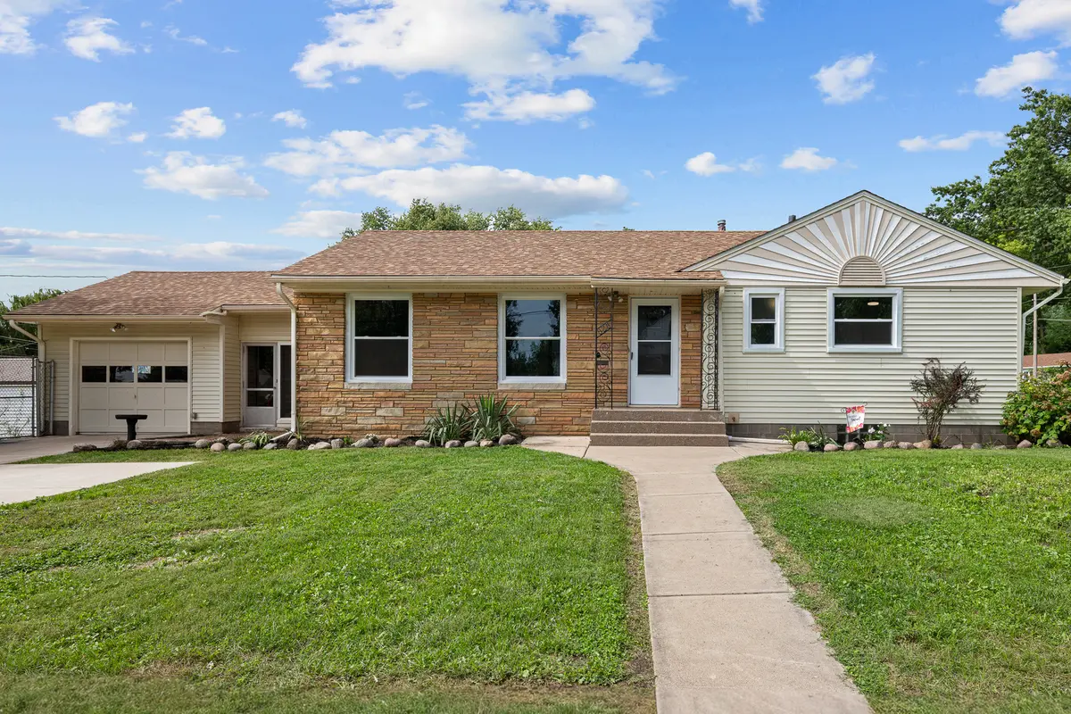 828 10th ST, Bettendorf, IA 52722