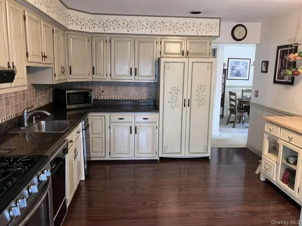 20 Laurel AVE #60, East Islip, NY 11730