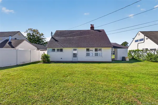 17 Berry LN, Hicksville, NY 11801
