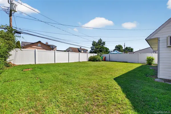 17 Berry LN, Hicksville, NY 11801
