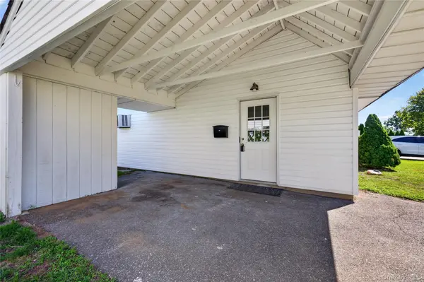 17 Berry LN, Hicksville, NY 11801
