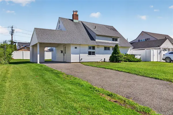 17 Berry LN, Hicksville, NY 11801