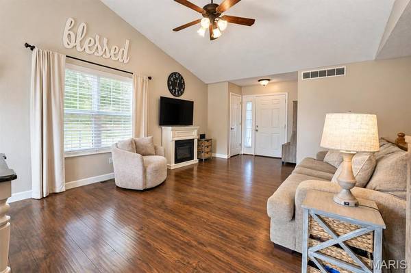 58 Julie DR, Glen Carbon, IL 62034
