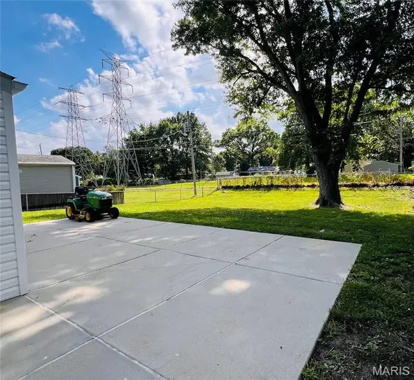 215 S Saint Jacques ST, Florissant, MO 63031