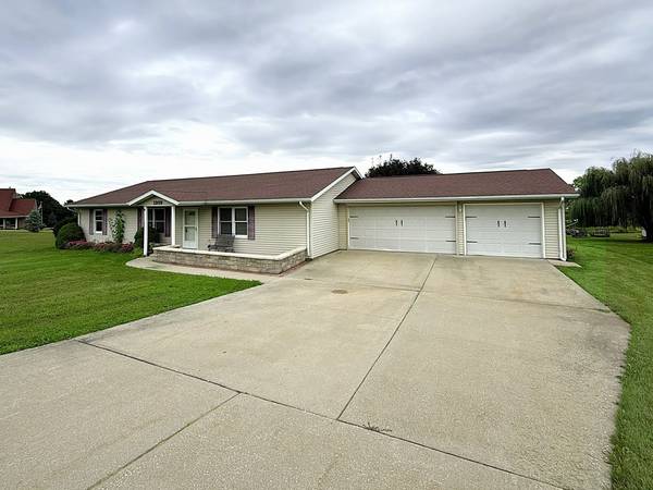 1910 Lakeview LN, Dixon, IL 61021