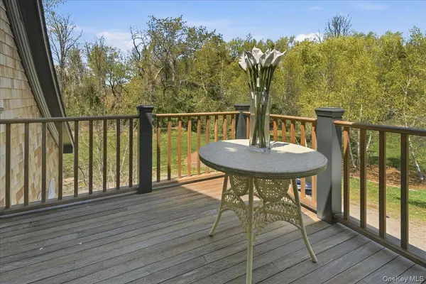 9 Locust Woods DR, Shelter Island, NY 11964