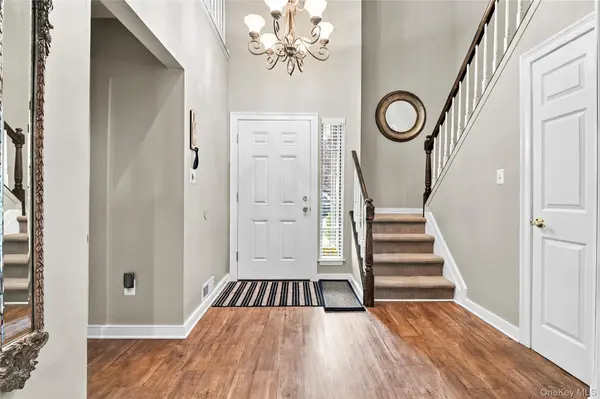 170 Thomas LN, East Setauket, NY 11733