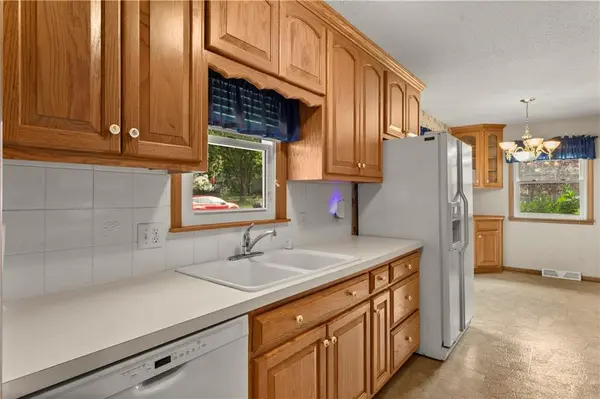 7915 W 77th ST, Overland Park, KS 66204