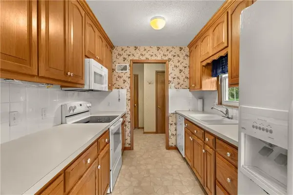 7915 W 77th ST, Overland Park, KS 66204