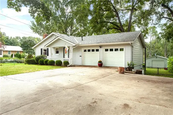 7915 W 77th ST, Overland Park, KS 66204