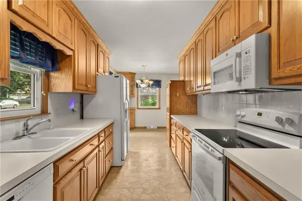 7915 W 77th ST, Overland Park, KS 66204