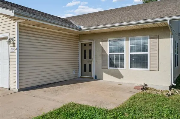 729 Meadow LN #B, Peculiar, MO 64078