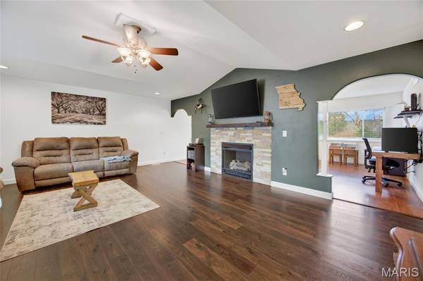19731 Stallion DR, Waynesville, MO 65583