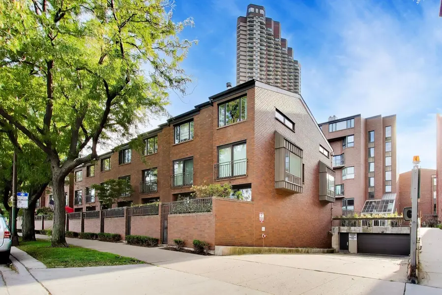 3700 N LAKE SHORE DR #104, Chicago, IL 60613