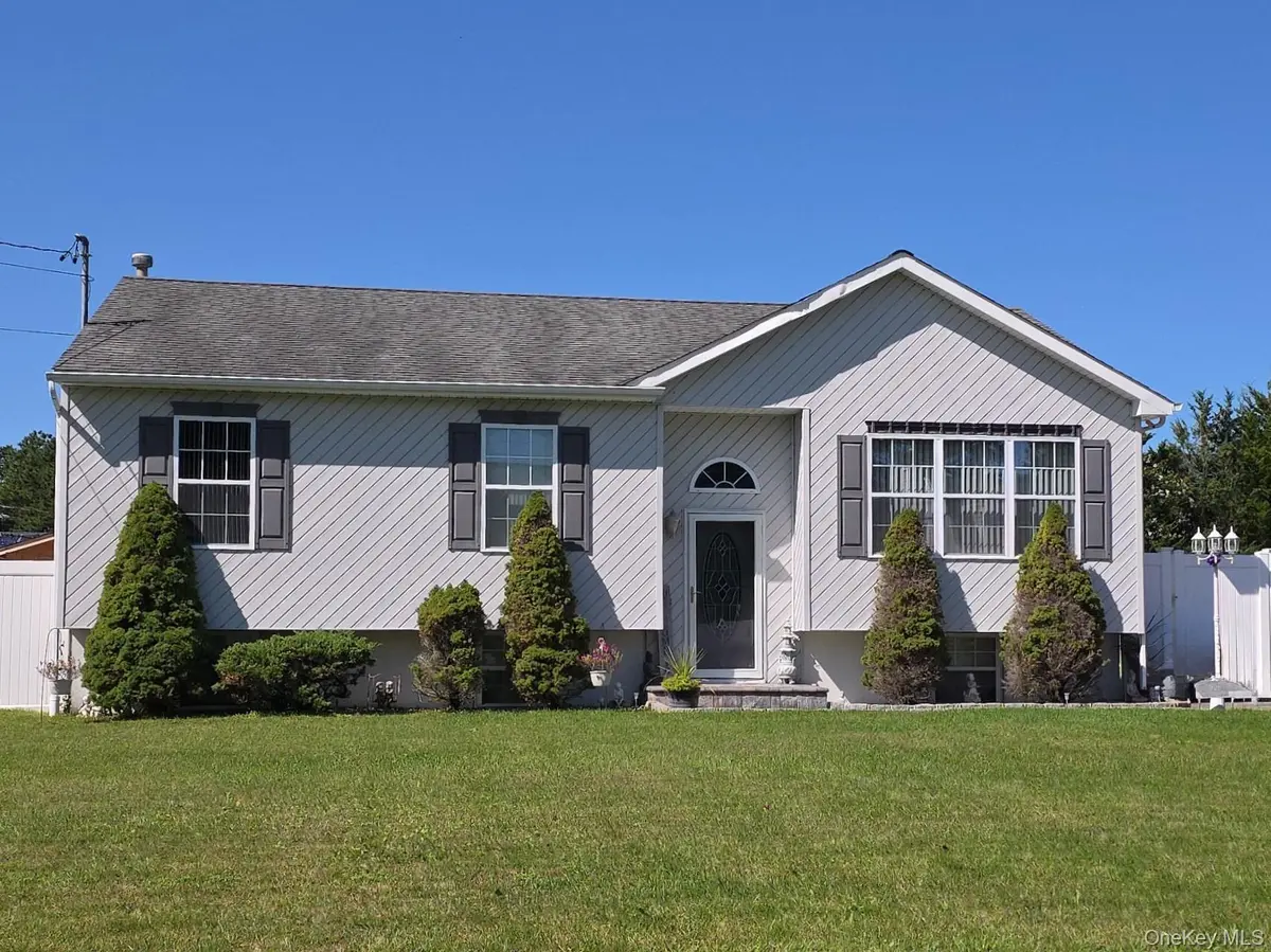 906 Bayview AVE, Bellport, NY 11713