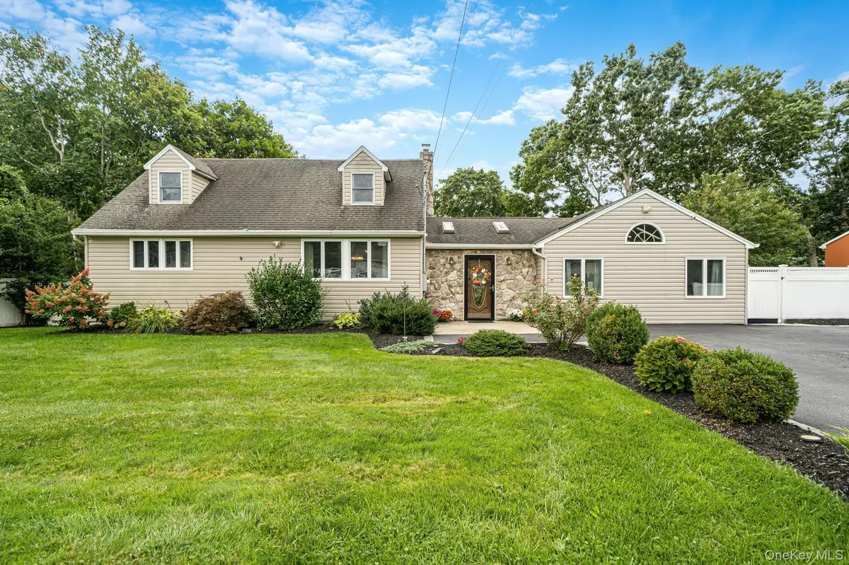 16 Happy Acres DR, Shirley, NY 11967