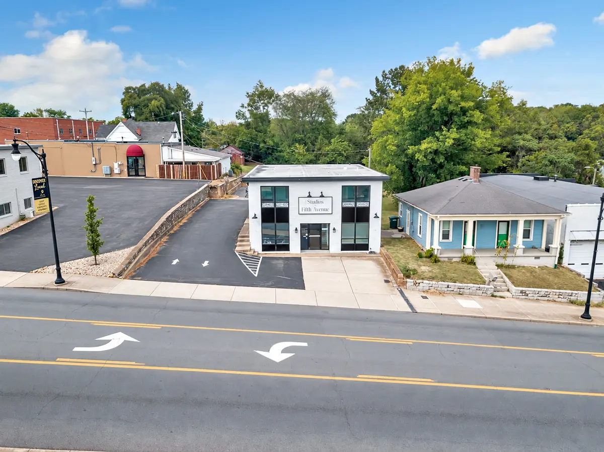 204 5th Ave #E, Springfield, TN 37172