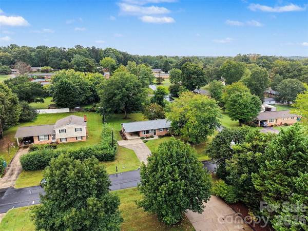 2712 33rd AVE NE, Hickory, NC 28601