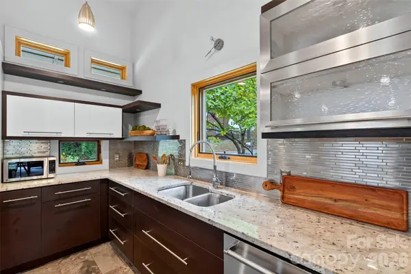 18 Sulphur Springs RD, Asheville, NC 28806