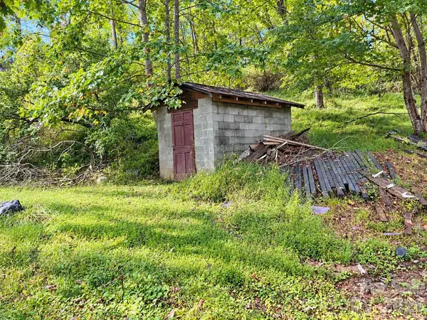 323 Forrest Fisher RD, Spruce Pine, NC 28777
