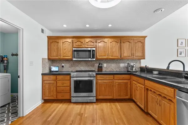 317 SW Bridlewood CT, Lee's Summit, MO 64081