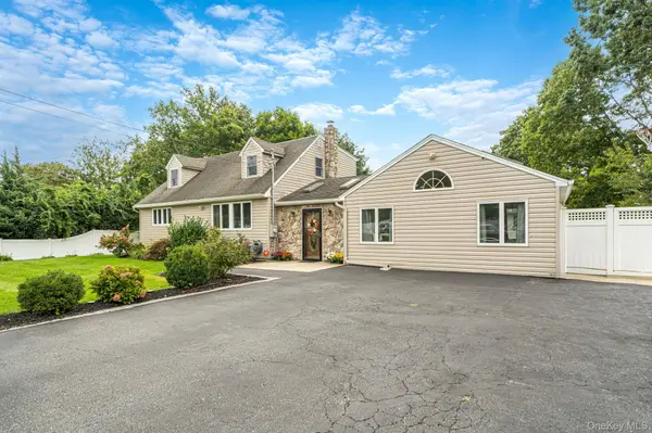 16 Happy Acres DR, Shirley, NY 11967