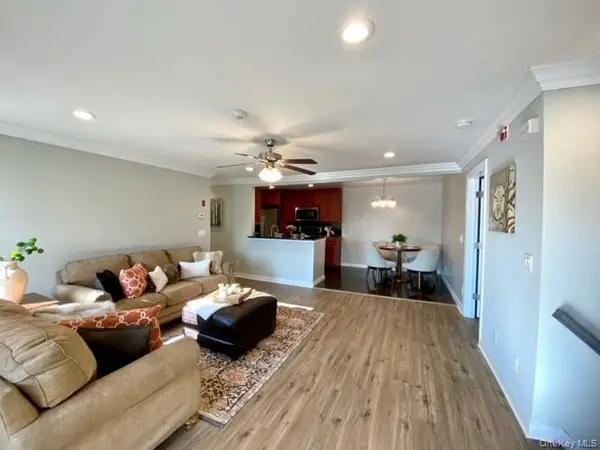 1303 Vista View DR #1303, Farmingville, NY 11738