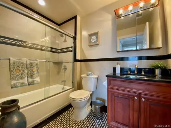 1303 Vista View DR #1303, Farmingville, NY 11738