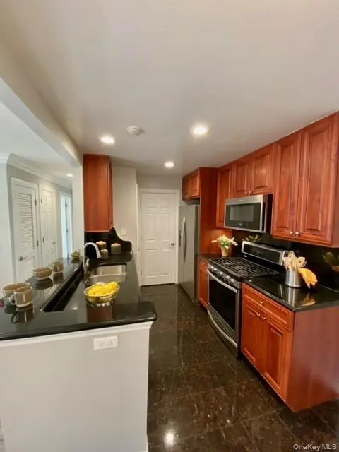 1303 Vista View DR #1303, Farmingville, NY 11738