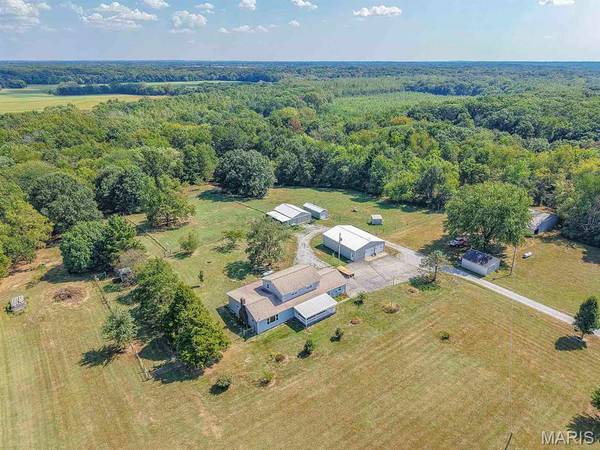 370 Hall LN, Sorento, IL 62086